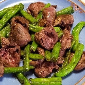 鶏ハツとにんにくの芽の炒めもの（蒜苔炒鶏心）